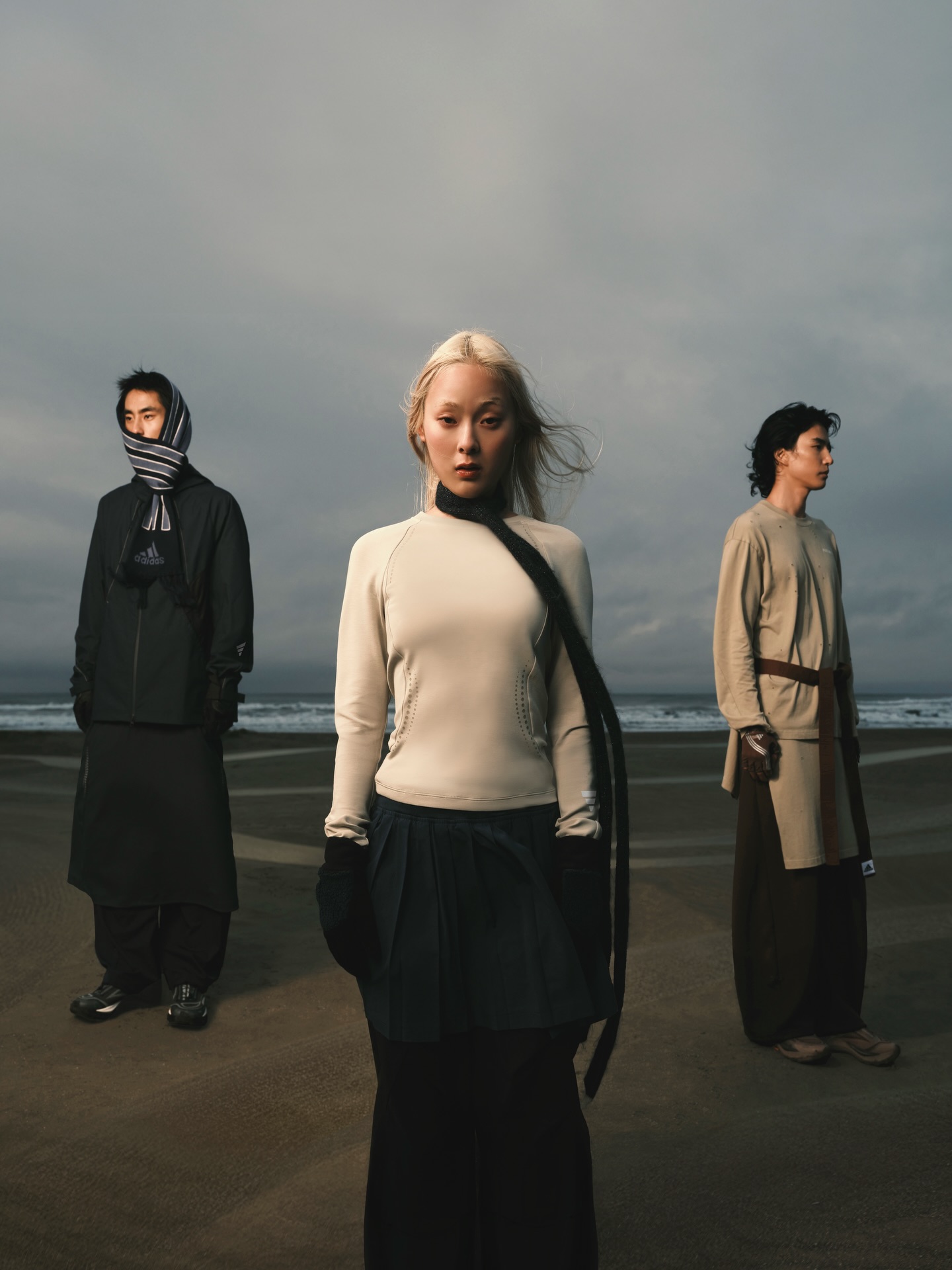 彫刻的なAdidas Future Imprintの世界に立つ人物。